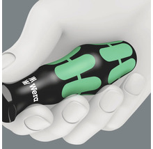 Skruvmejsel med handtag i en hand