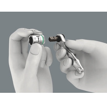 Bild av en hand som håller en Wera-hylsa och en spärrnyckel.