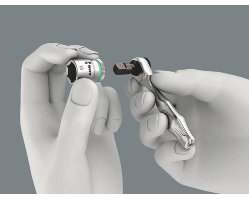 Bild av en hand som håller en Wera-hylsa och en spärrnyckel.