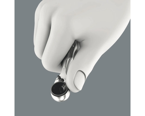 En hand håller en minispärrnyckel