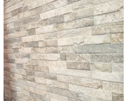 Vägg med naturstensbeklädnad