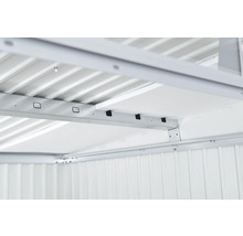 Detaljvy av den inre konstruktionen av ett trädgårdshus med metallelement.