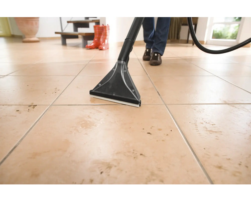Golvrengöring med en tvättdammsugare på ett klinkergolv