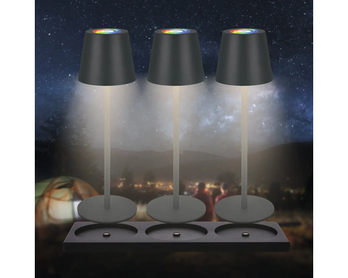 Tre bordslampor med färgskiftande ljus på en hållare