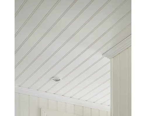 Detaljbild av ett tak med paneler och infälld belysning