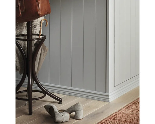 Hall med väggpaneler, klädhängare och skor