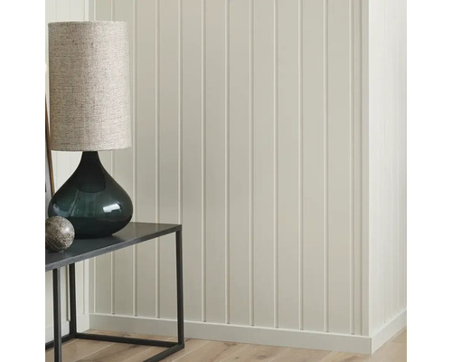 Rumsöversikt med väggpaneler, bord och lampa