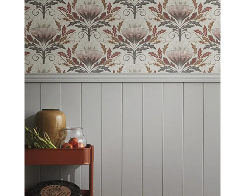 Väggdekoration med blommig tapet och träpanel