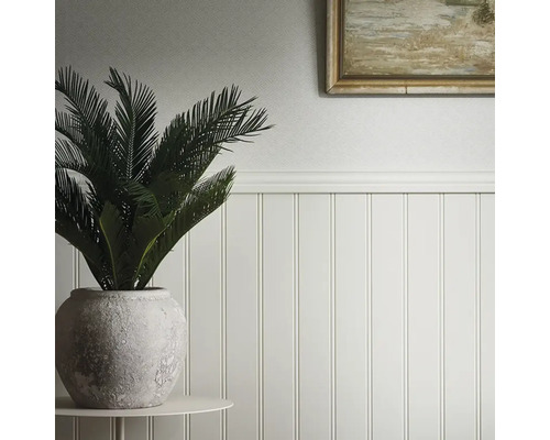 Dekorativ väggdesign med paneler, tapeter och en krukväxt i en kruka