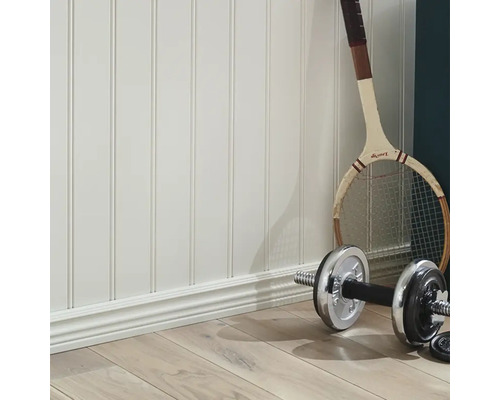 Rum med väggpaneler, hantel och tennisracket
