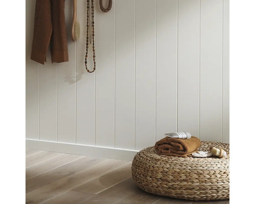 Ljus träpanel på väggen med flätad pall i rummet