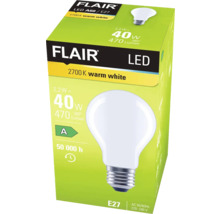Förpackning av en Flair LED-lampa A60 E27 med 40 watt och varmvitt ljus