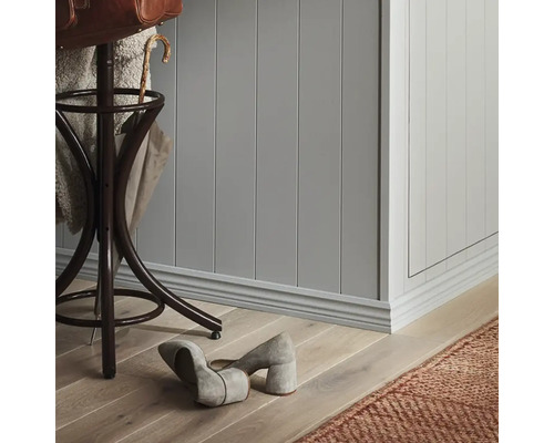 Hall med väggpaneler, skohylla och matta