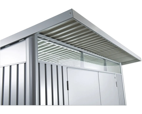 Vy från ett trädgårdsskjul med metalltak och beklädnad