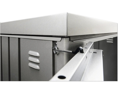 Detaljvy av ett metallförråd med ventilationsöppningar och låsmekanism