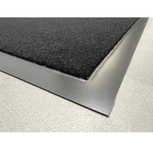 Svart dörrmatta med kant