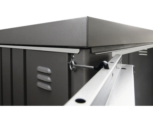 Detaljvy av ett metallredskapsskåp med ventilationsöppningar och dörrlås