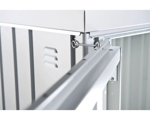 Detaljvy av en trädgårdsbox i metall med förankring