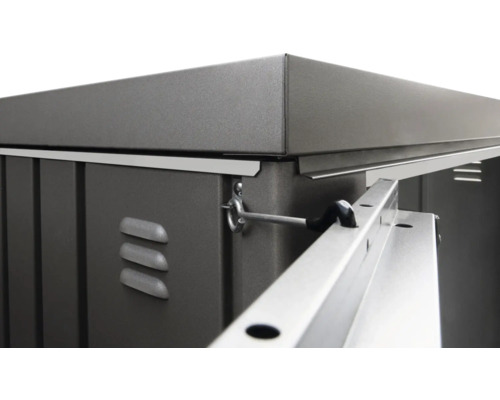 Detaljvy av ett redskapsskåp med ventilationsslitsar, lås och monteringsanordning