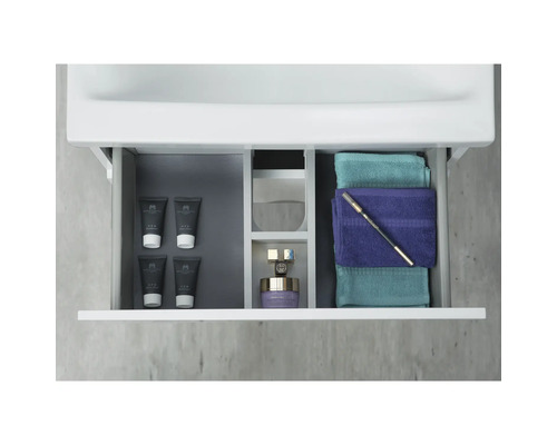 Badrumsskåp med öppen låda, med kosmetika och handdukar inuti