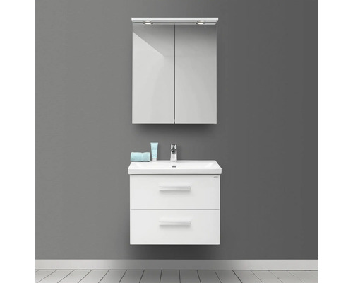 Badrum med tvättställsskåp, tvättställ, spegelskåp och armatur