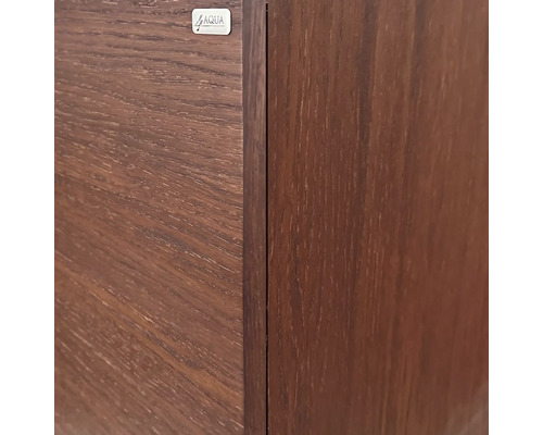Detalj av badrumsskåp med trästruktur och Aqua-logotyp