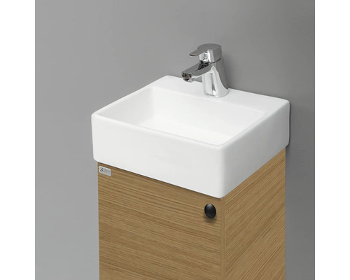 Tvättställ med underskåp och blandare för badrummet