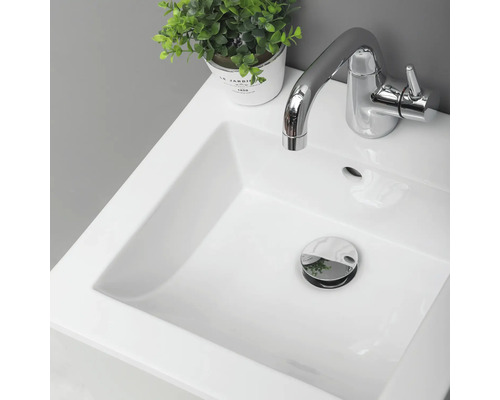 Bild av ett tvättställ med blandare och dekoration