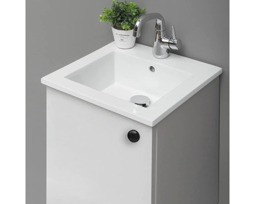 Tvättställ med underskåp, armatur och dekoration