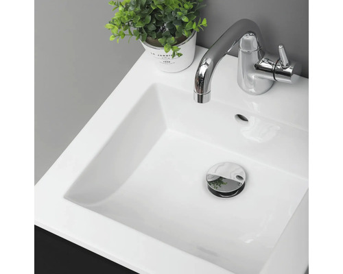 Tvättställ i keramik med blandare och avloppsventil