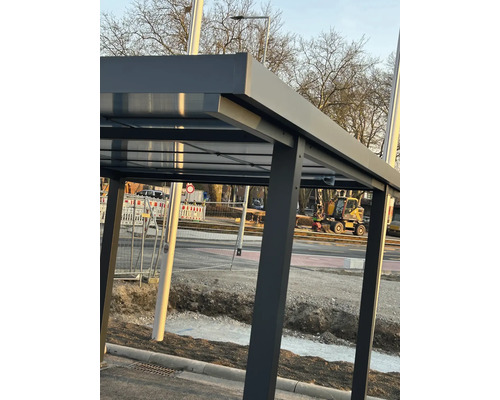 Busshållplats med metallram och transparent tak
