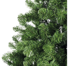 Närbild av en konstgjord julgran med gröna barr