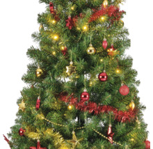 Dekorerad julgran med ljus, girlanger och julgranskulor