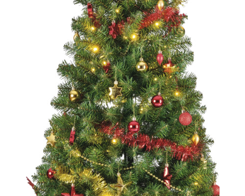 Dekorerad julgran med ljus, girlanger och julgranskulor