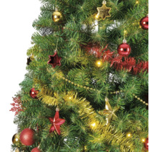 Detalj av en dekorerad julgran med bollar, stjärnor, glitter och en ljusslinga