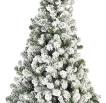 Närbild av en snötäckt julgran