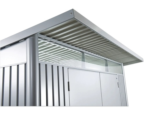 Detaljvy av ett trädgårdsskjul med dubbeldörr, sidofönster och tak