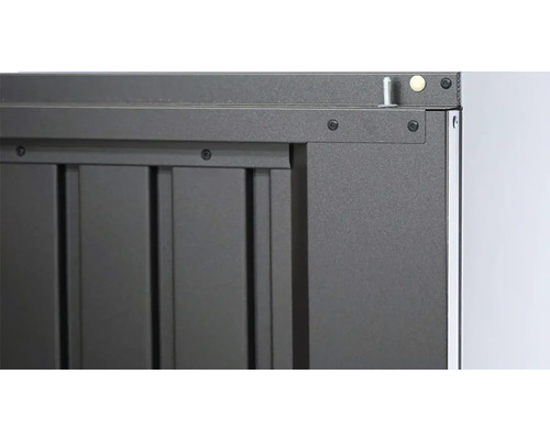 Detaljvy av en grå trädgårdsgrind med beslag