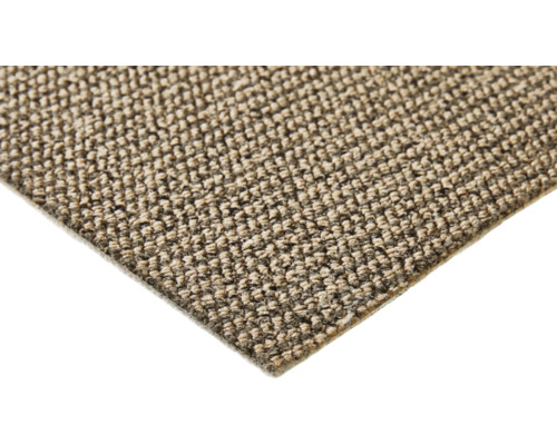 Närbild av en beige heltäckningsmatta med melerat mönster.