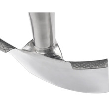 Närbild av ett silverfärgat metallrör med räfflor