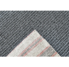 Detaljvy av en grå textilmatta med textilbaksida