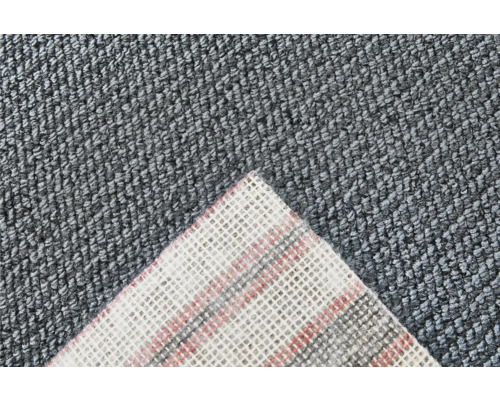 Detaljvy av en grå textilmatta med textilbaksida