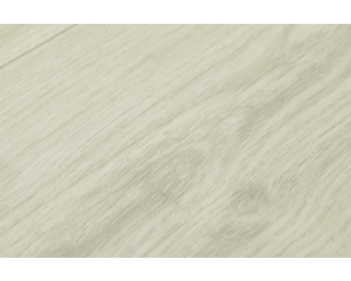 Närbild av ett laminatgolv med trästruktur