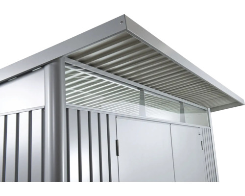 Metallförråd med skjutdörr och transparent takfönster