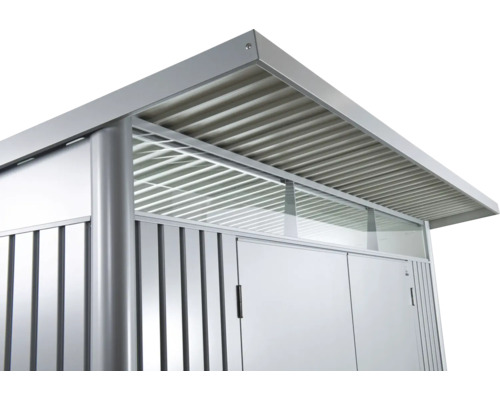 Detaljvy av ett redskapsbod med metalltak och ribbvägg