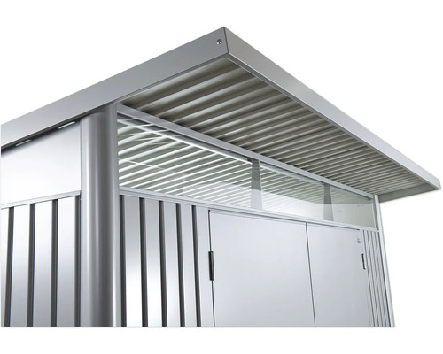 Detaljvy av ett trädgårdsskjul med metalltak