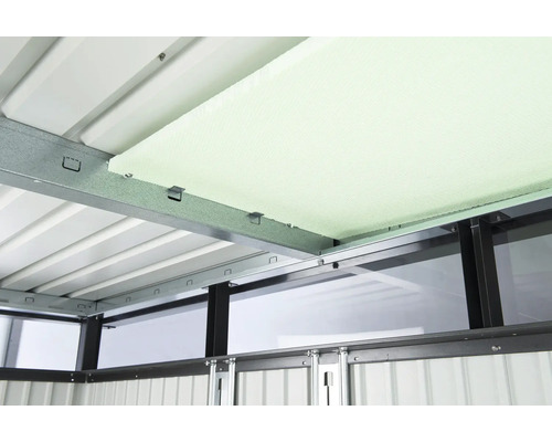 Detaljvy av invändig isolering av ett trädgårdshus med metallram