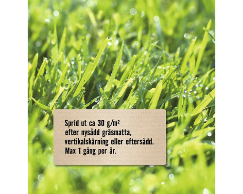 Grässtrån med instruktion om spridning av cirka 30 gram per kvadratmeter efter nysådd gräsmatta, vertikalskärning eller eftersådd, max 1 gång per år.