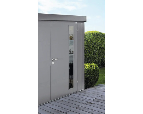 Trädgårdsskåp med dörr, fönster och handtag på en träterrass