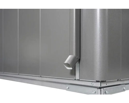 Detaljvy av ett trädgårdsskjul med stuprör och metallbas